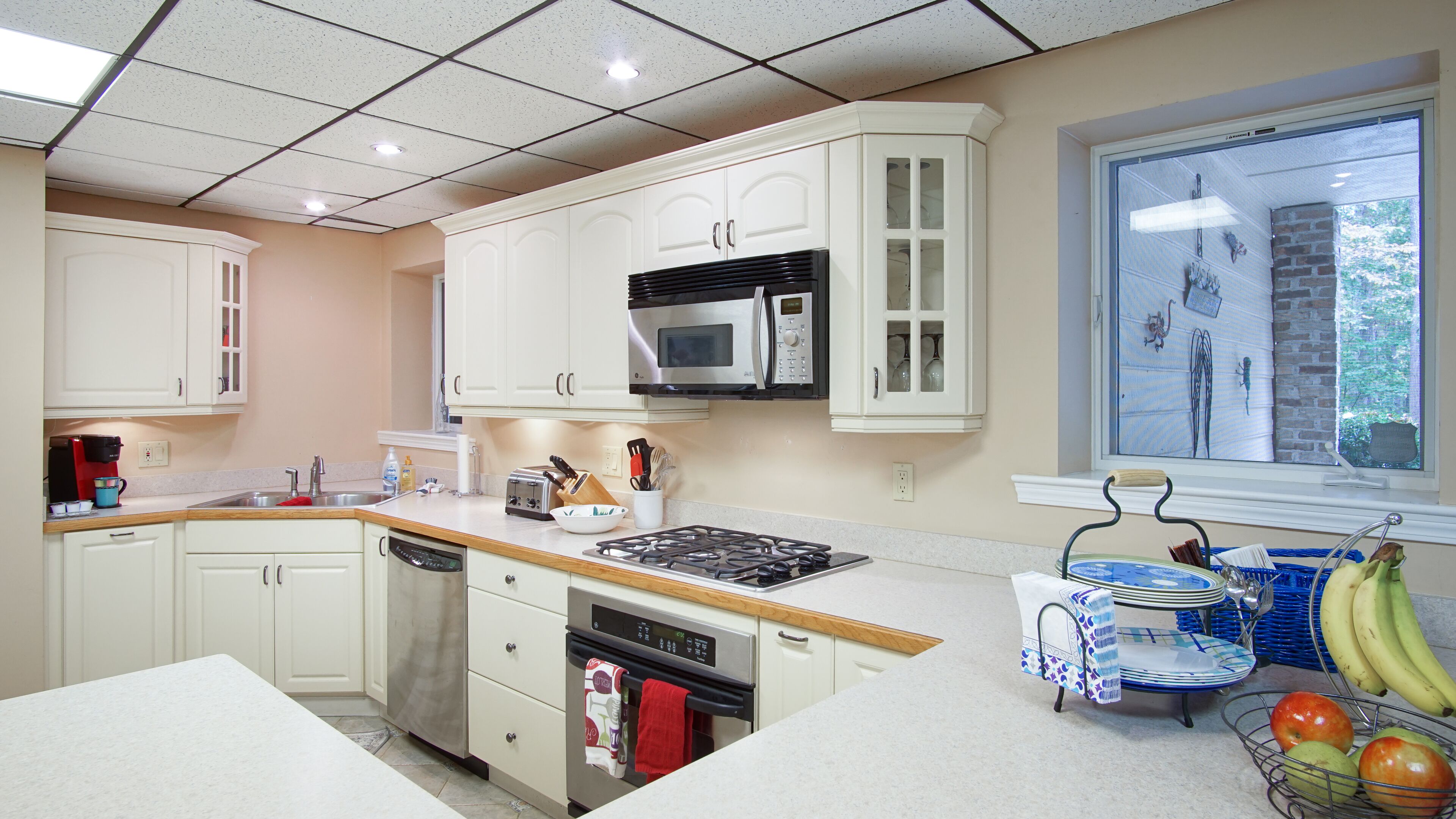 Splendor-in-the-Woods 5-StarGardenApt Patio & Pool 6Guests LongStays Commercial