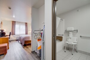 Superior Queen Room | Premium bedding, pillowtop beds, individually decorated, soundproofing