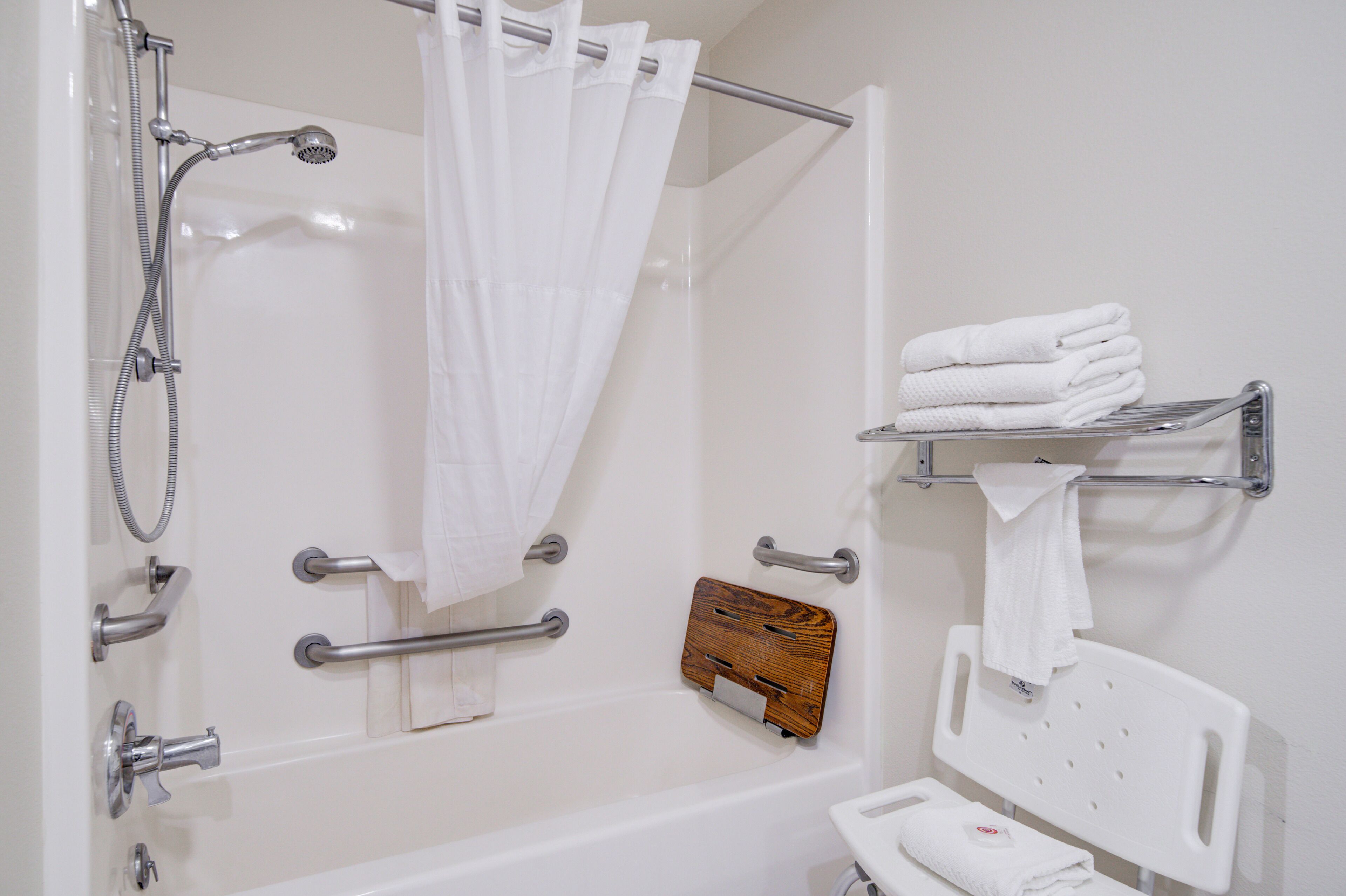 superior queen room | bathroom | combined shower/bathtub, free toiletries, towels, soap