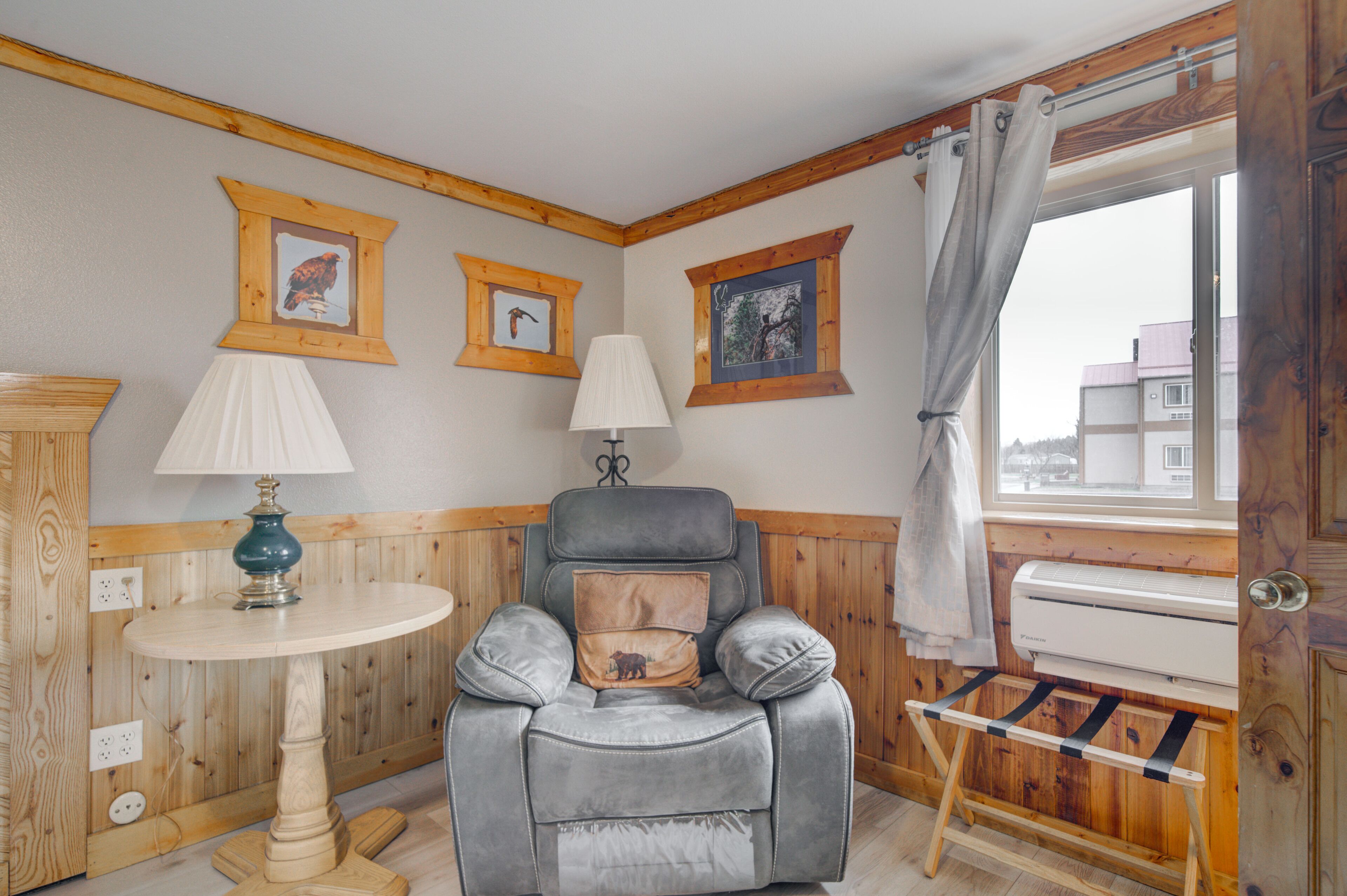 deluxe king room | living area | lcd tv