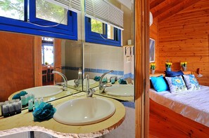 家庭開放式套房 | 浴室 | 獨立浴缸和淋浴設備、按摩浴缸、免費盥洗用品、毛巾