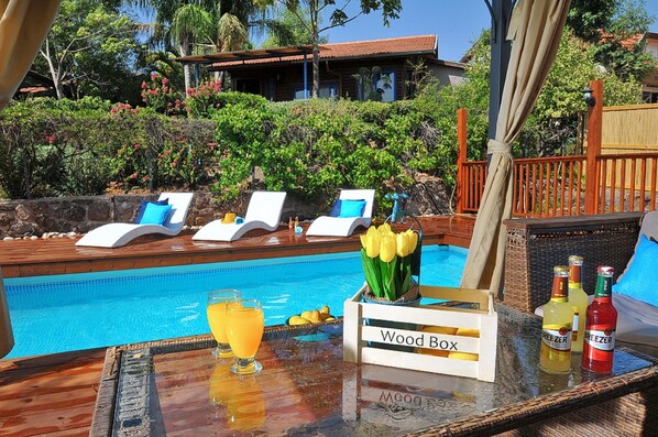 室內游泳池和室外游泳池