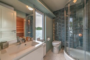 Een douche, een haardroger, handdoeken, zeep