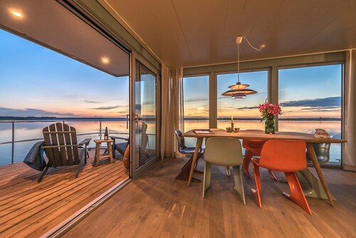 traumHaff® Verträumtes Hausboot La Pèniche II, Ostsee-Design mit Sauna