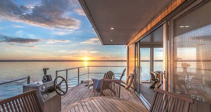 traumHaff® Verträumtes Hausboot La Pèniche II, Ostsee-Design mit Sauna