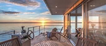 TraumHaff Dreamy houseboat La Pèniche II, Baltic design with sauna