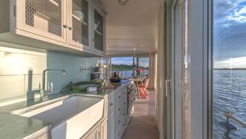 Réfrigérateur, four, plaque de cuisson, cafetiÚre/bouilloire