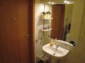 Haartrockner, Handtücher, Seife, Toilettenpapier