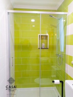 Dusche, Haartrockner, Handtücher, Toilettenpapier