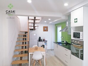 Fridge, microwave, oven, stovetop - Center City House "Tile House - Green" (Peniche)