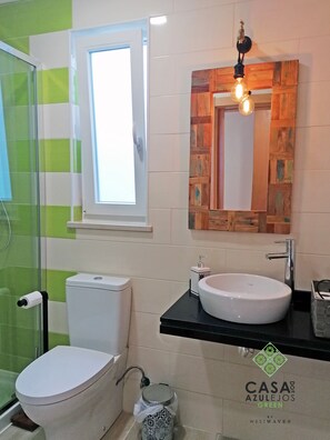 Shower, hair dryer, towels, toilet paper - Center City House "Tile House - Green" (Peniche)