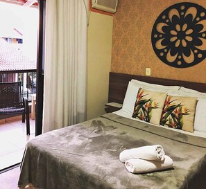 Minibar, decoración personalizada, escritorio y wifi gratis