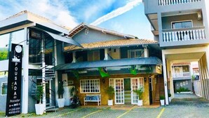 Un hotel con un cartello che riporta "Pousada do Pescador" e un balcone con ringhiere.