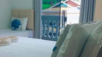 Quarto triplo conforto | Frigobar, individualmente decorados, escrivaninha, Wi-Fi de cortesia