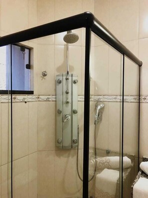 Comfort Triple Room | Bathroom | Shower, towels - Pousada do Pescador (Penha)