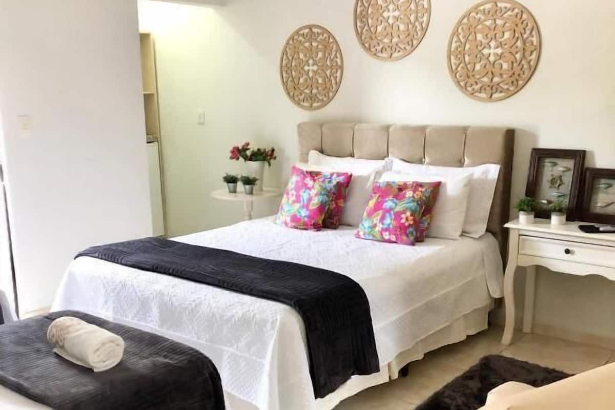 Minibar, escritorio, wifi gratis y decoración personalizada