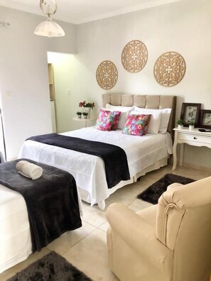 Minibar, decoración personalizada, escritorio y wifi gratis 