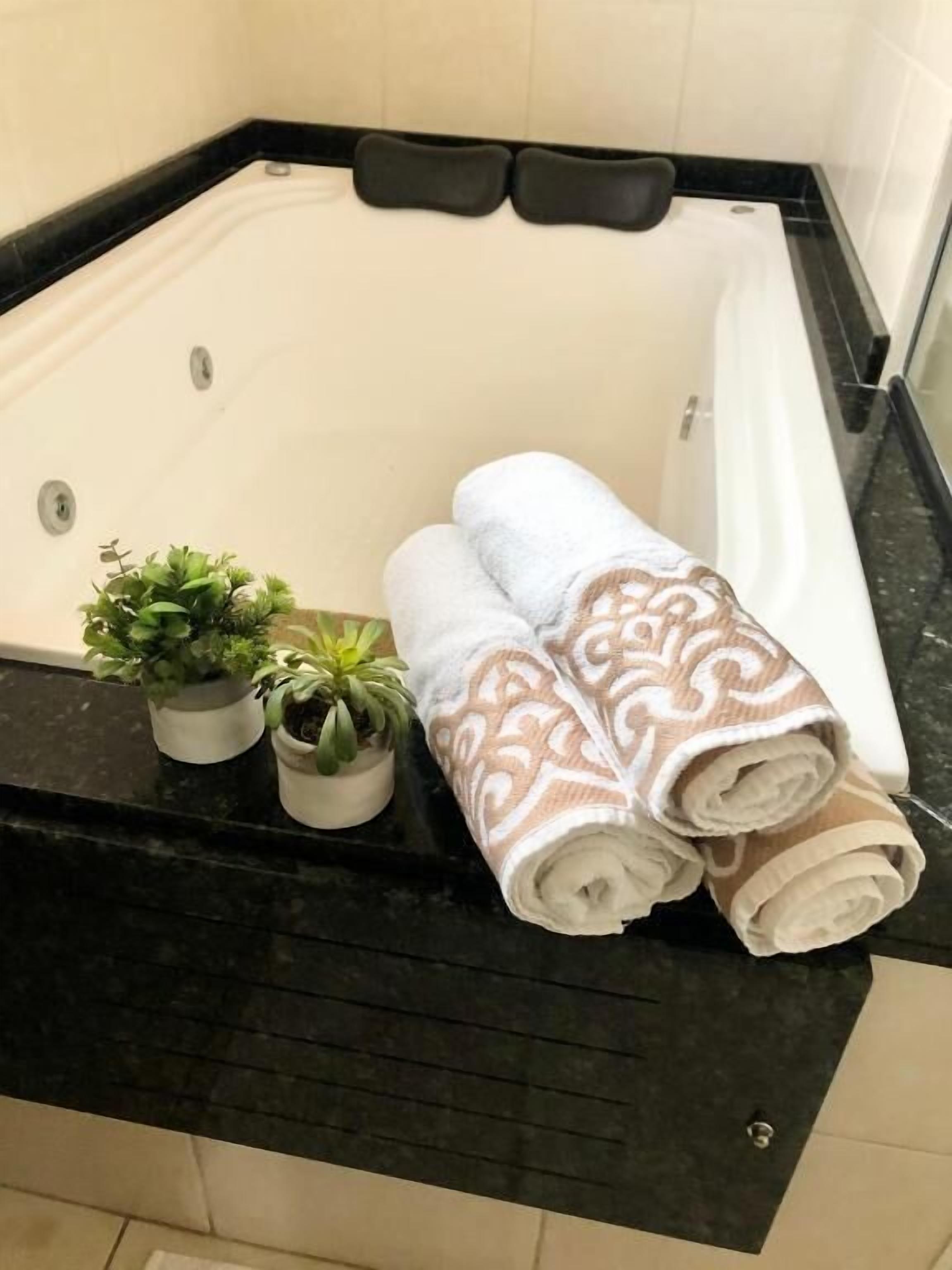 华丽四人房 | 浴室服务设施 | 淋浴设施、毛巾