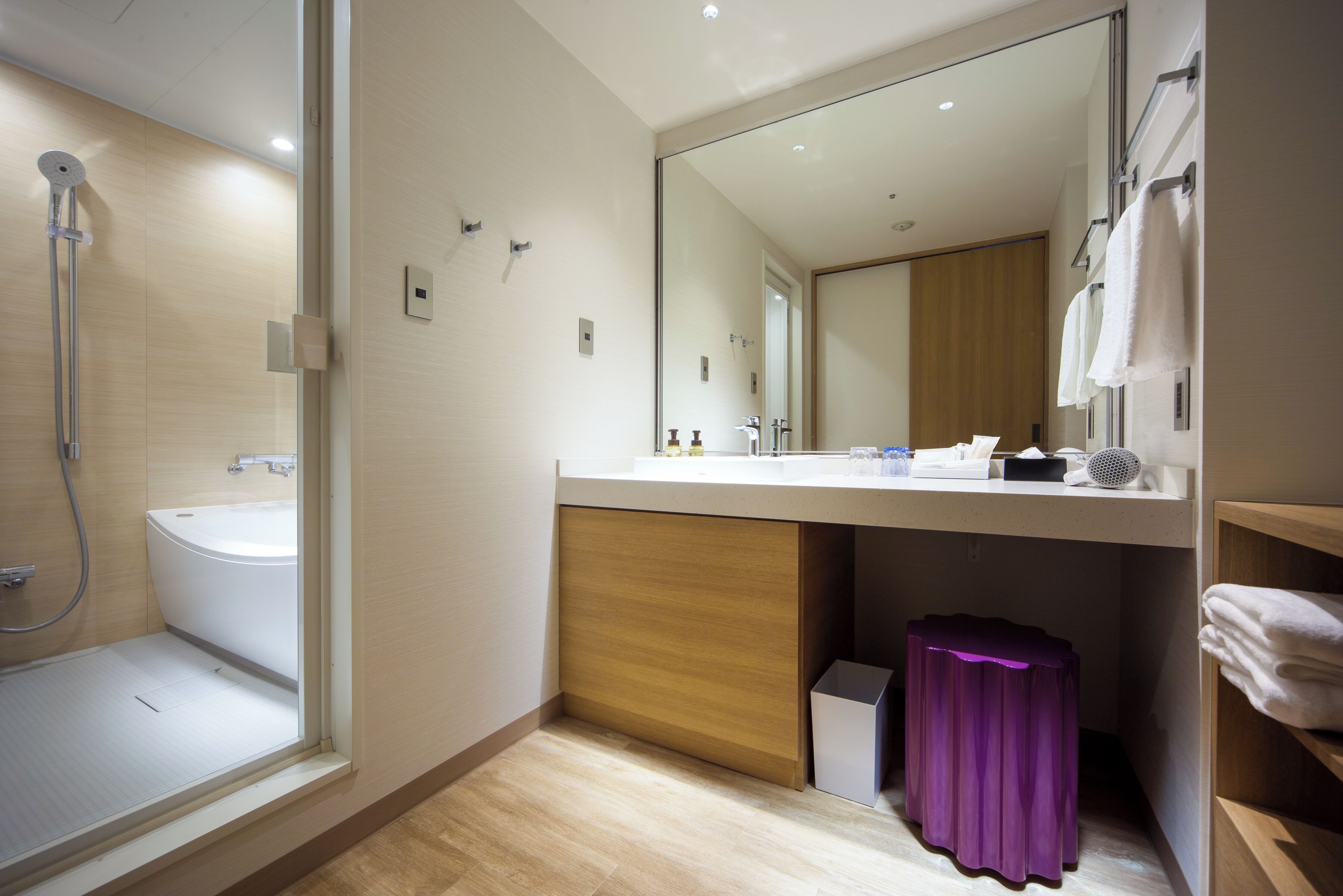 Un baño moderno con ducha, inodoro y lavamanos.