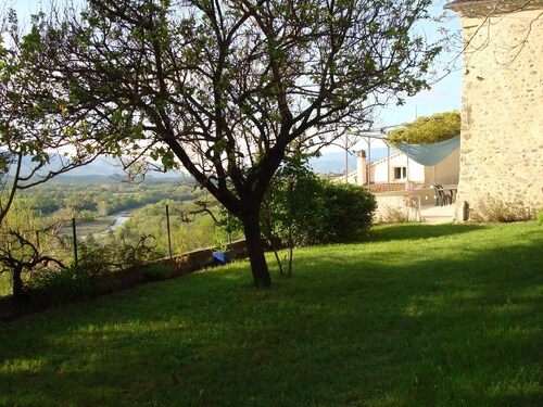 Maison de village indépendante , classée 3 étoiles vue sur la Durance.