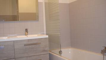 Baignoire, sĂšche-cheveux, savon, papier toilette