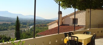Maison de village indépendante , classée 3 étoiles vue sur la Durance.