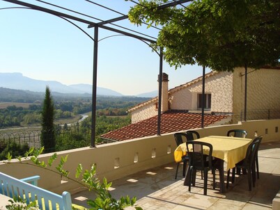 Detached 3-star village house overlooking the Durance river.