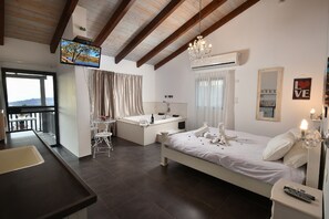 Kamar Double Deluks, balkon, pemandangan laut | Seprai linen