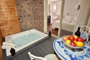 Chalet, en el área del jardín | Tina de hidromasaje privada