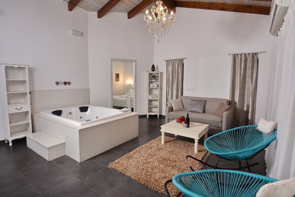Family Suite | Private spa tub