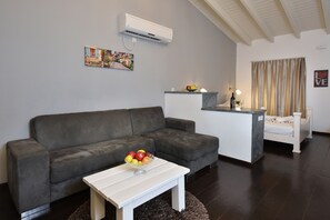 Chalet, area taman | Ruang keluarga | Televisi LCD 32-inci dengan saluran TV kabel dan TV