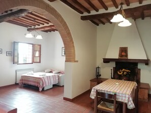 1 bedroom, iron/ironing board, travel cot, free WiFi - Holidays with swimming pool in Tuscany (Poggibonsi)