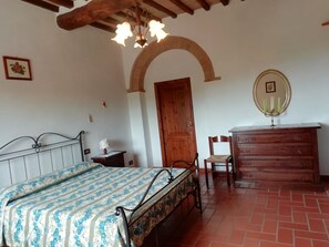 1 bedroom, iron/ironing board, travel crib, free WiFi - Holidays with swimming pool in Tuscany (Poggibonsi)