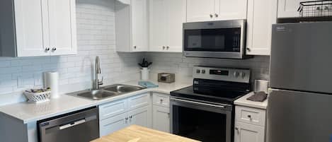 Condo, 2 habitaciones, balcón, vista parcial al océano (4307) | Cocina privada | Refrigerador con congelador, microondas, horno y parrilla de estufa