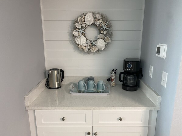 Huoneisto, 2 makuuhuonetta, parveke, osittainen valtamerinäköala (4307) | Oleskelualue | 50–tuumainen äly-TV, jossa kaapelikanavat