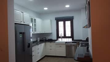 Een koelkast, een oven, een kookplaat, een vaatwasser