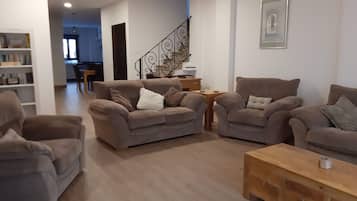 Een smart-tv en boeken