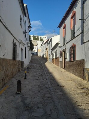Exterior - Brand new traditional style townhouse with central location (Ronda)