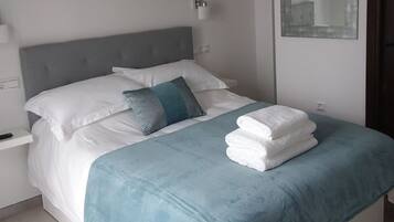 4 dormitorios, tabla de planchar con plancha, cuna de viaje