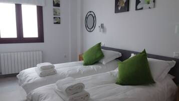 4 slaapkamers, een strijkplank/strijkijzer, reisbedje, gratis wifi