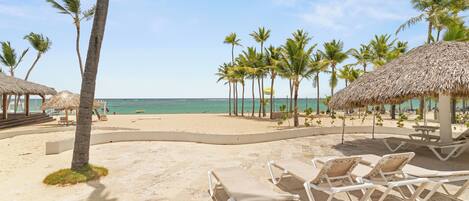 Beach nearby, sun loungers, beach towels