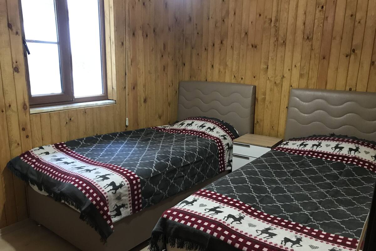 Sengetøy av topp kvalitet, skrivebord, blendingsgardiner og lydisolert