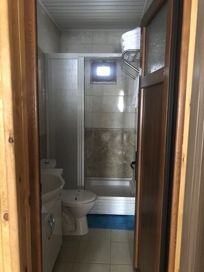 Combined shower/bathtub, deep-soaking bathtub, free toiletries