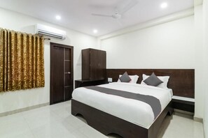 Desk, laptop workspace, soundproofing, free WiFi - Sri Raghavendra Inn (Visakhapatnam)