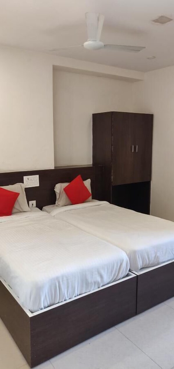 Deluxe A/c Double Room | Desk, laptop workspace, soundproofing, free WiFi - Sri Raghavendra Inn (Visakhapatnam)