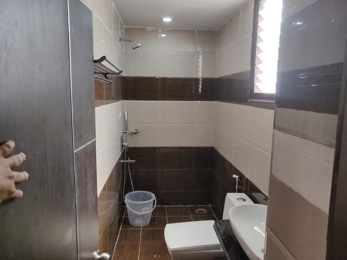Shower, free toiletries, towels