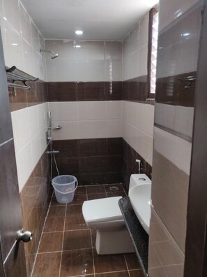 Shower, free toiletries, towels - Sri Raghavendra Inn (Visakhapatnam)