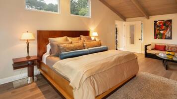 5 habitaciones, escritorio y tabla de planchar con plancha