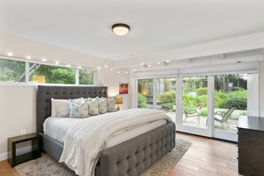 5 bedrooms, desk, iron/ironing board, travel crib