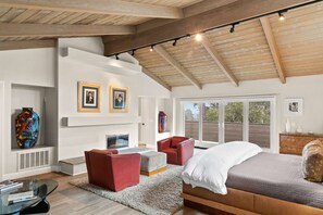 5 bedrooms, desk, iron/ironing board, travel cot